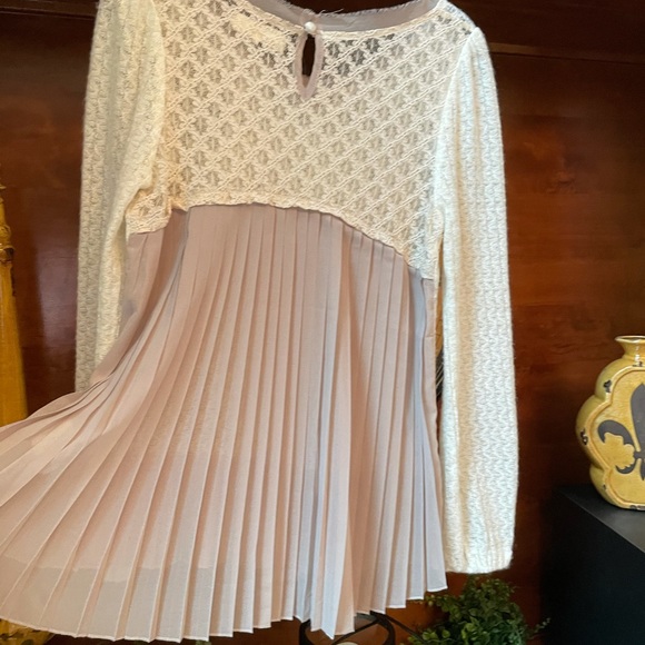 Cream colored shirt with back button - Picture 3 of 7